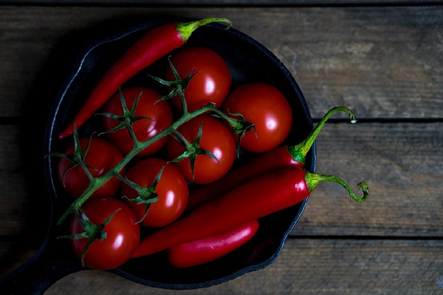 Leckere Tomate und Chili wie beim Imbiss Ertan´s Gemüse Kebap in Darmstadt.